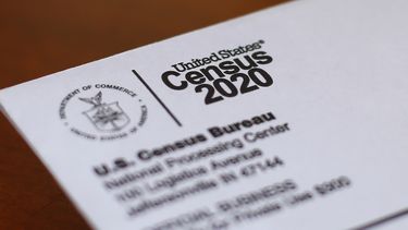 Fotografía de archivo del 5 de abril de 2020 de un sobre con la carta del censo 2020 enviada a un residentes de Detroit. 