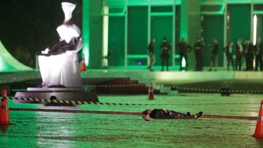 El cuerpo de un hombre que murió tras una explosión se observa frente al Supremo Tribunal Federal de Brasil en Brasilia, Brasil, el 13 de noviembre de 2024.