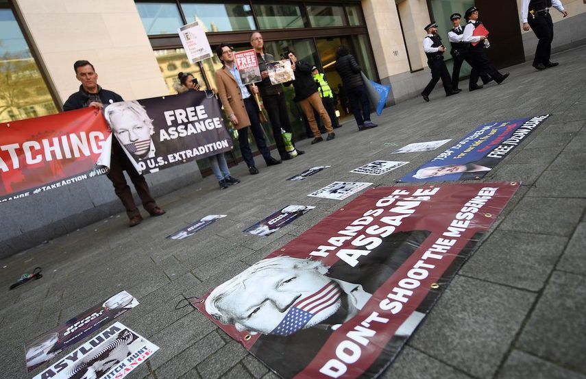 En abril pasado, varias personas mostraban carteles en apoyo al fundador del portal WikiLeaks,&nbsp;Julian&nbsp;Assange, frente al Tribunal de Westminster, en Reino Unido.&nbsp;