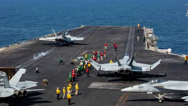El Escuadrón de Cazas de Ataque (VFA) 151 realiza operaciones de vuelo a bordo del USS Abraham Lincoln (CVN 72).