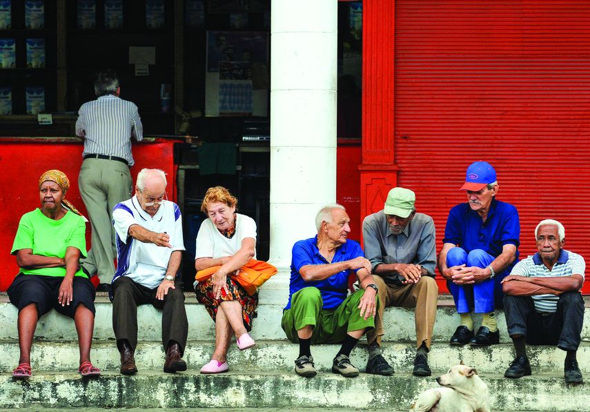 Marcado por el paso del tiempo, un grupo de habaneros descansa en uno de los portales de la capital cubana.
