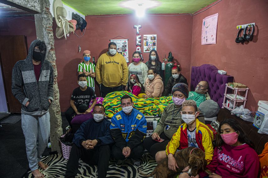 Miembros de la familia Hern&aacute;ndez posan para una foto en su casa en el barrio de Villa Mar&iacute;a del Triunfo, al sur de Lima, Per&uacute;, el 25 de junio de 2020. Los 14 miembros de la familia Hern&aacute;ndez llegaron a Per&uacute; desde Venezuela hace dos a&ntilde;os, pero el coronavirus ha sus esperanzas de una vida mejor bajo control: el abuelo muri&oacute; y los otros 13 est&aacute;n tratando de sobrevivir a la enfermedad.