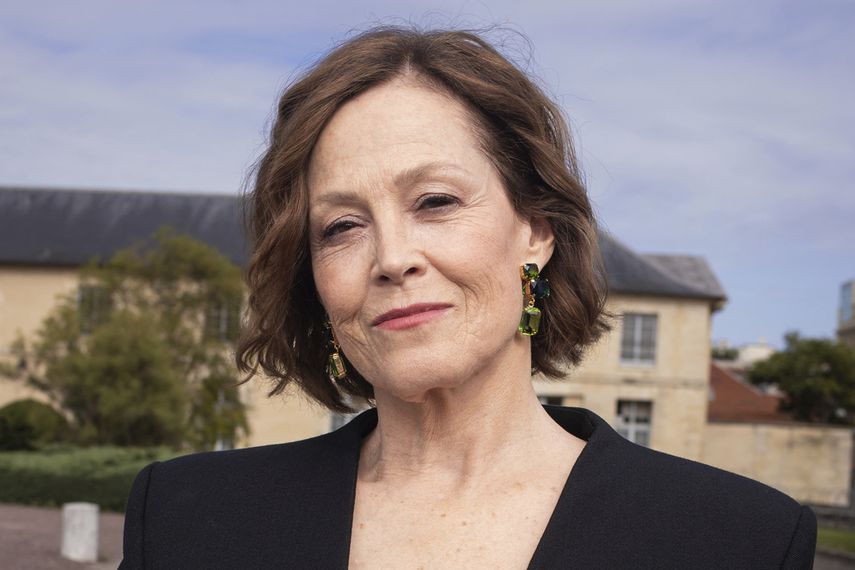 Sigourney Weaver llega para la colección de moda femenina Primavera/Verano 2024 de Givenchy presentada el jueves 28 de septiembre de 2023 en París.