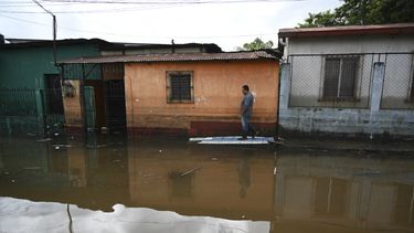 Vista de una calle inundada tras el paso del huracán Eta, ahora degradado a tormenta tropical, en Morales, Izabal, a 220 km al norte de la Ciudad de Guatemala, el 7 de noviembre de 2020. Decenas de personas han muerto o siguen desaparecidas debido a los restos del huracán Eta. inundaciones y deslizamientos de tierra provocados en su marcha mortal a través de América Central.