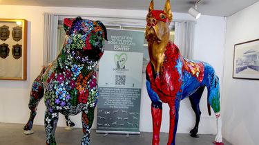 Dos de las esculturas que forman parte de la exposición en el Paseo de los Perros y los Gatos, en el Bayfront Park.