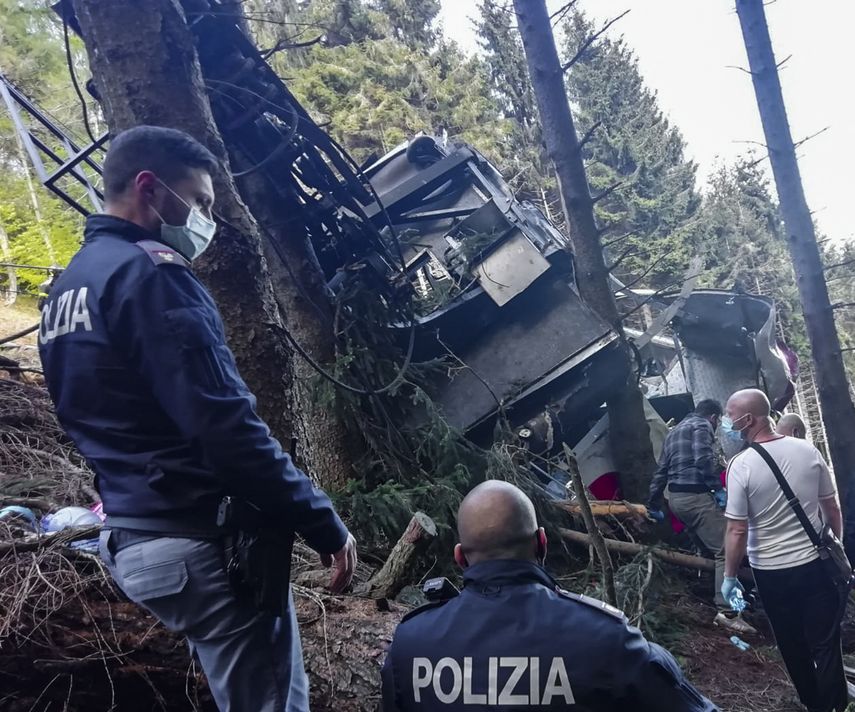 Nueve muertos y dos heridos graves en caída de un teleférico en Italia