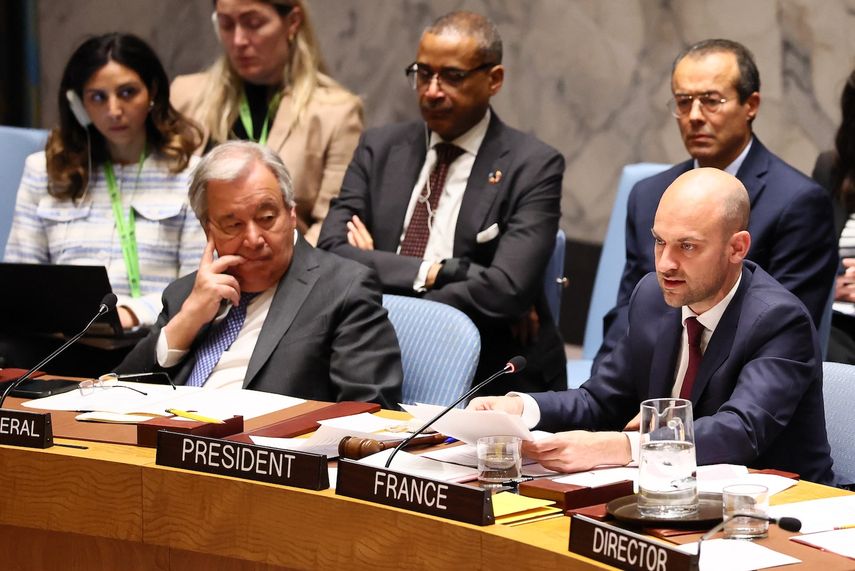 António Guterres, Secretario General de la ONU, escucha a Jean-Noël Barrot, Ministro para Europa y de Asuntos Exteriores de Francia, durante una reunión del Consejo de Seguridad de las Naciones Unidas sobre el conflicto en Oriente Medio, incluida la cuestión palestina, en la sede de las Naciones Unidas el 29 de abril de 2025 en la ciudad de Nueva York.&nbsp;