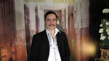 alex fernandez diversifica su estilo en buscando el olvido