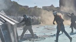 Manifestantes se enfrentan a la policía antidisturbios mexicana durante una protesta contra el gobierno de la presidenta mexicana Claudia Sheinbaum en la Plaza del Zócalo en la Ciudad de México el 15 de noviembre de 2025. Manifestantes se enfrentan a la policía antidisturbios mexicana durante una protesta contra el gobierno de la presidenta mexicana Claudia Sheinbaum en la Plaza del Zócalo en la Ciudad de México el 15 de noviembre de 2025.