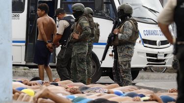 La policía vigila a los hombres arrestados que intentaron apoderarse de un hospital en Guayas, Ecuador, el 21 de enero de 2024