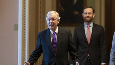 &nbsp; El l&iacute;der de la mayor&iacute;a en el Senado, el republicano Mitch McConnell, sale del recinto del Senado, Washington, martes 4 de febrero de 2020. McConnell dijo que votar&aacute; por la absoluci&oacute;n del presidente.