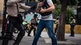 Un Policía Nacional Bolivariano frente a un periodista venezolano.&nbsp;