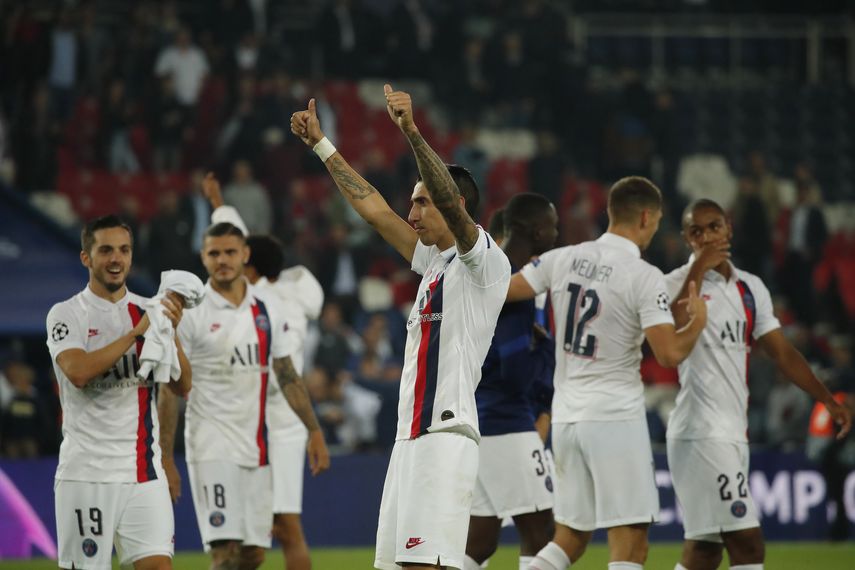 Di Mar&iacute;a celebra junto a sus compa&ntilde;eros y p&uacute;blico tras uno de sus dos goles ante su ex equipo.