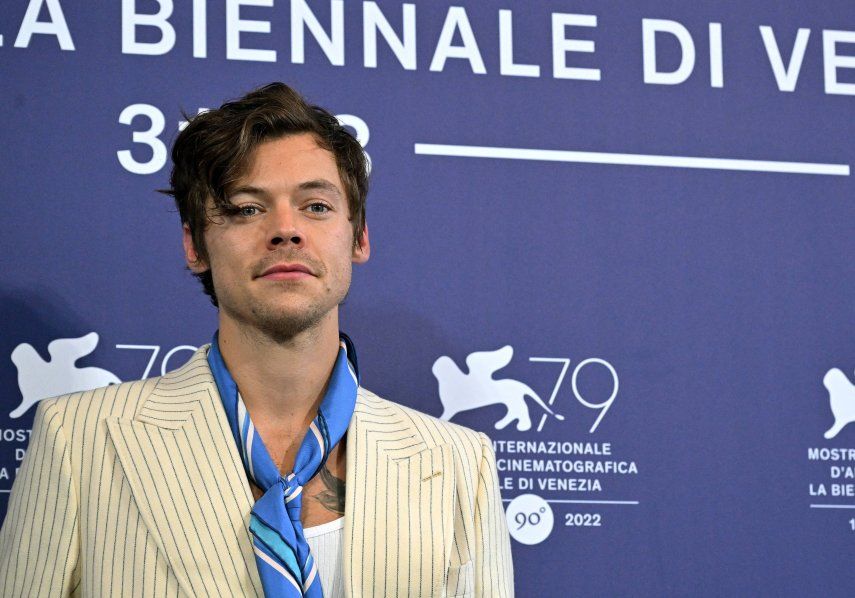 El cantante y actor británico Harry Styles posa durante una sesión de fotos para la película Dont Worry darling presentada fuera de competencia como parte del 79º Festival Internacional de Cine de Venecia en Lido di Venezia en Venecia, el 5 de septiembre de 2022. &nbsp;