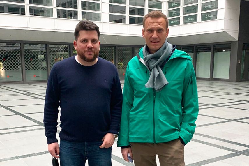 La foto provista por la cuenta de Twitter de Leonid Volkov el 17 de enero de 2021 muestra a Volkov con el líder opositor ruso Alexei Navalny, derecha, en Alemania. Una corte de Moscú el miércoles 10 de febrero de 2021 pidió el arresto de Volkov, un aliado de Navalny que vive en Lituania, pero el gobierno en Vilna rechazó el pedido de plano.