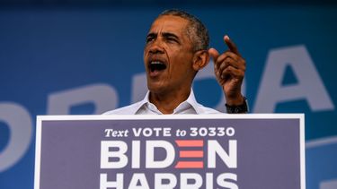 En esta foto de archivo tomada el 24 de octubre de 2020, el expresidente de Estados Unidos, Barack Obama, habla en un mitin de autoservicio Biden-Harris en Miami, Florida.