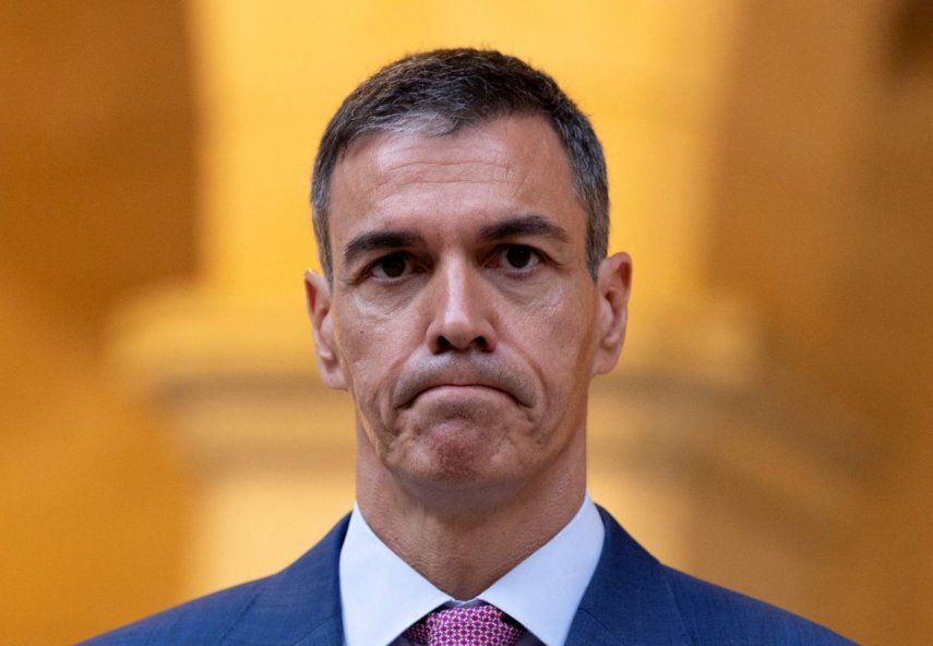 El primer ministro de España, Pedro Sánchez, hace gestos mientras se dirige a los periodistas después de reunirse con el rey Felipe VI de España en el Palacio de la Almudaina en Palma de Mallorca, España, el 29 de julio de 2026.
