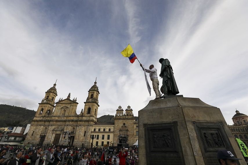 Gente protesta contra una propuesta econ&oacute;mica en Bogot&aacute;, Colombia, el lunes 16 de diciembre de 2019.&nbsp;