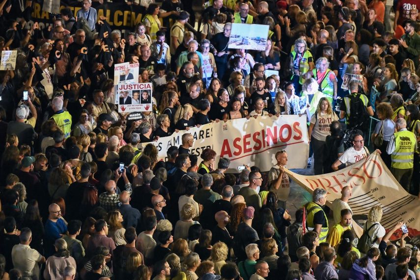 Los manifestantes sostienen pancartas durante una marcha para conmemorar el primer aniversario de las inundaciones mortales del año pasado y exigir responsabilidades en Valencia el 25 de octubre de 2025.