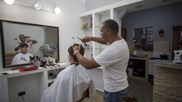 El barbero Yacel Shang corta el cabello a un cliente en su barbería instalada en su casa en La Habana, Cuba, el sábado 11 de enero de 2020.&nbsp;