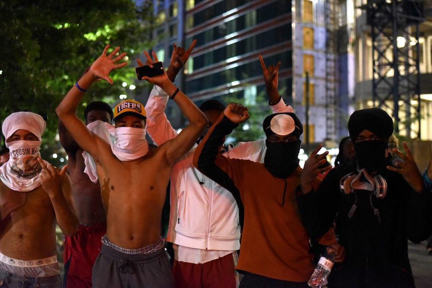 &nbsp;Manifestantes afroamericanos con los rostros tapado salen anoche a manifestarse a las calles del centro de&nbsp;Charlotte, Carolina del Norte