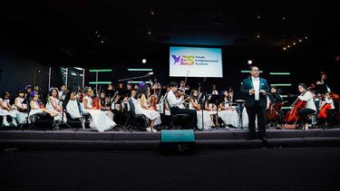 El maestro César Rangel al frente de la orquesta de Youth Enlightenment System.