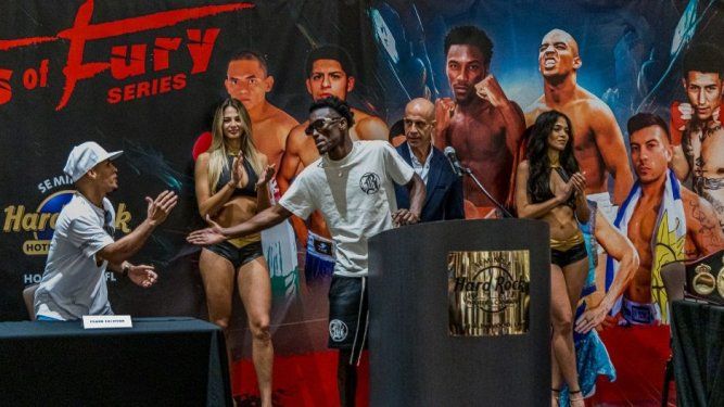 En la pelea estelar chocaran a 10 rounds los invictos cubanos Yosdiel Napoles y Frank Zaldivar, por el titulo internacional de los pesos ligeros del Consejo Mundial de Boxeo.