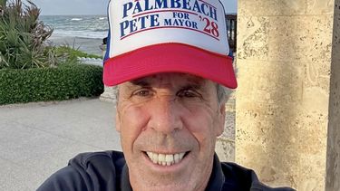 Peter Simel, de 71 años alcanzó notoriedad por su parecido físico con Jeffrey Epstein.