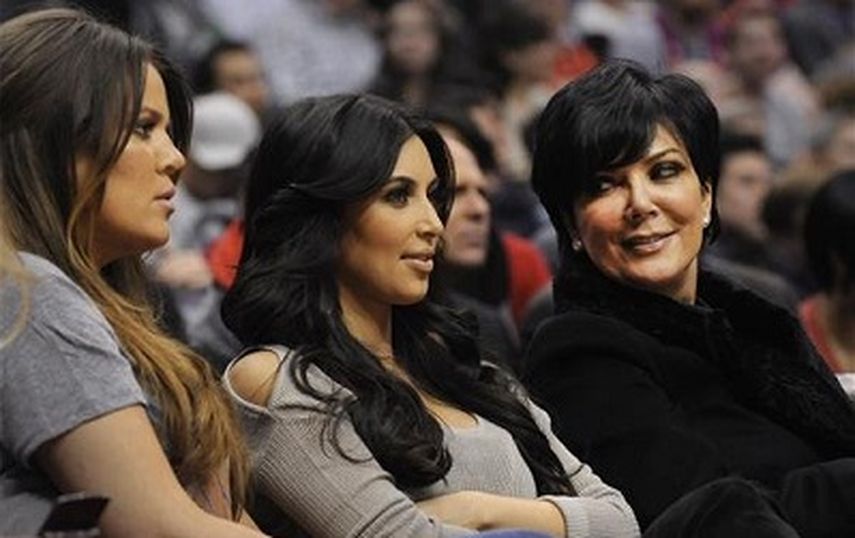 Khloé Kardashian junto a su hermana Kim y su madre, Kris Jenner. (REUTERS). 