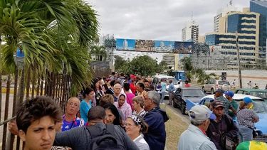 Cola para comprar pollo en un mercado habanero.