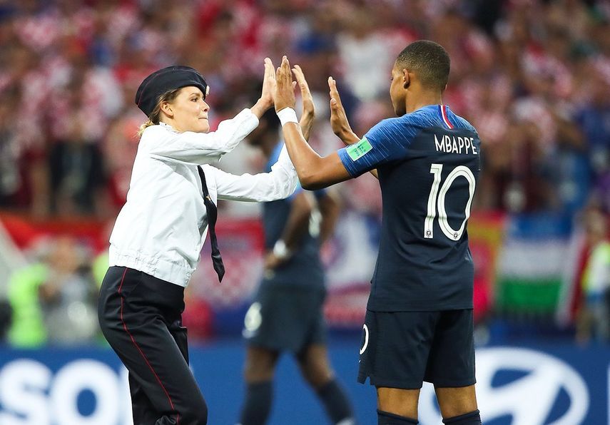 La imagen de Mbappé chocando las manos con una de las activistas recorrió el mundo entero.