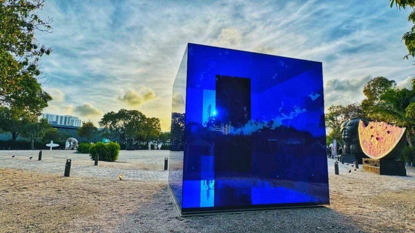 Cubo azul, escultura de la artista cubana Rachel Valdés.&nbsp;