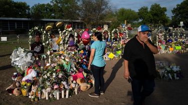 Rene Lucero y su esposa Alva visitan un sitio de homenaje tras el tiroteo en la Escuela Primaria Robb en Uvalde, Texas