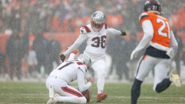 Andy Borregales (36), de los Patriots de Nueva Inglaterra, patea un gol de campo durante el tercer cuarto del partido de los playoffs del Campeonato de la AFC contra los Broncos de Denver en el Empower Field At Mile High, el 25 de enero de 2026.