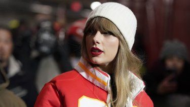 Taylor Swift llega antes de un partido de postemporada de la NFL entre los Chiefs de Kansas City y los Dolphins de Miami el 13 de enero de 2024, en Kansas City, Missouri. 