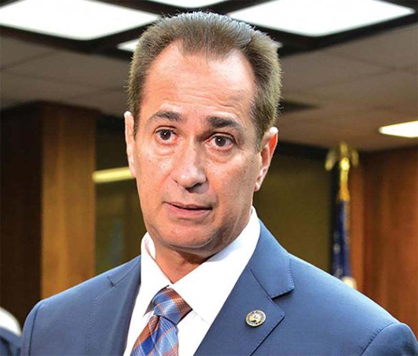 Díaz fue nombrado alcalde interino cuando Manny Maroño fue suspendido por corrupción en 2013,