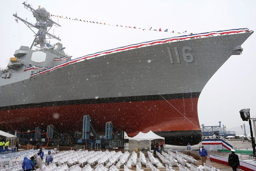 Nieve cae sobre el USS Thomas Hudner, un destructor de la Armada estadounidense que lleva el nombre de un veterano de la Guerra de Corea, durante la ceremonia de su bautizo, el 1 de abril de 2017, en Bath, Maine.&nbsp;