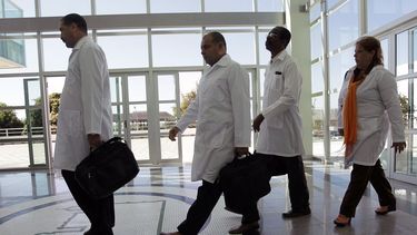 Médicos cubanos.
