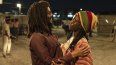 Kingsley Ben-Adir y Lashana Lynch se miran en Bob Marley: One Love.&nbsp;