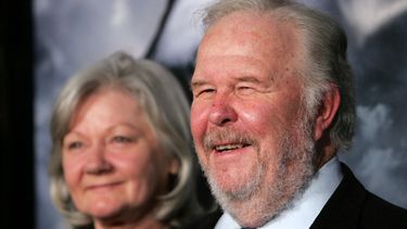 En esta foto de archivo tomada el 8 de marzo de 2007, el actor Ned Beatty (derecha) y su esposa Sandra Johnson (izquierda) llegan al estreno de Paramount Pictures de la película Shooter en el Teatro Mann Village en Westwood, California.&nbsp;