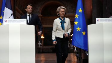 El presidente francés Emmanuel Macron y la presidenta de la Comisión Europea, Ursula von der Leyen, llegan a una conferencia de prensa tras una cumbre de la UE celebrada en el Palacio de Versalles, el viernes 11 de marzo de 2022, en Versalles, Francia.