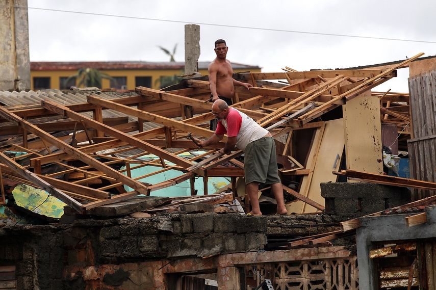 En Baracoa, donde prácticamente el 90% de las viviendas han sido dañadas por Matthew, ha comenzado la demolición de las casas que quedaron irrecuperables