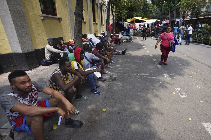 Migrantes haitianos acampan en la plaza Giordano Bruno en la Ciudad de México, el jueves 18 de mayo de 2023. 