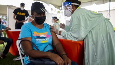 La trabajadora de salud Valerie Fraguada vacuna a Irene Andino con una dosis de Pfizer contra el COVID-19 en Carolina, Puerto Rico. &nbsp;