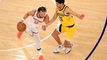El base de los Knicks, #11 Jalen Brunson (derecha), dribla el balón bajo presión del jugador de los Pacers durante el Quinto Partido de las Finales de la Conferencia Este de los Playoffs de la NBA 2025 entre los New York Knicks y los Indiana Pacers, en el Madison Square Garden de Nueva York, el 29 de mayo de 2025.&nbsp;