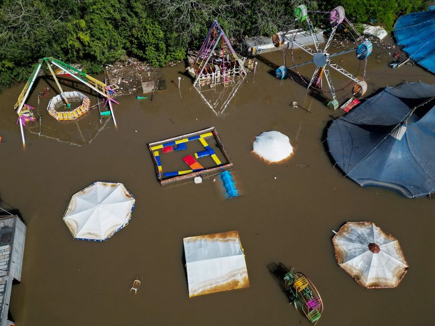 Vista aérea de un parque de diversiones inundado en Canoas, un municipio al norte de Porto Alegre, Brasil, tomada el 7 de mayo de 2024, después de que lluvias torrenciales devastaran partes del estado sureño de Rio Grande do Sul.