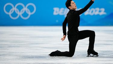 El patinador estadounidense Nathan Chen compite en el programa corto de la prueba de patinaje artístico masculino en los Juegos Olímpicos de Invierno de Pekin 2022, el 8 de febrero de 2022.