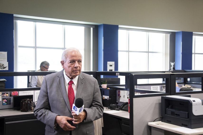 Tomás Regalado, director de la Oficina de Transmisiones a Cuba, durante la visita de un equipo de DIARIO LAS AMÉRICAS a esa agencia federal en Miami.