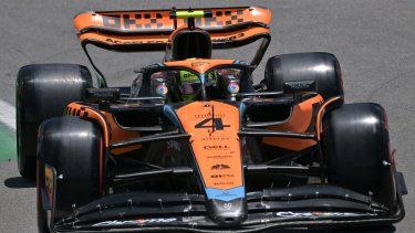 El piloto británico de McLaren, Lando Norris, corre durante la clasificación de sprint en el autódromo José Carlos Pace, también conocido como Interlagos, en Sao Paulo, Brasil, el 4 de noviembre de 2023, antes del Gran Premio de Brasil de Fórmula 1. &nbsp;
