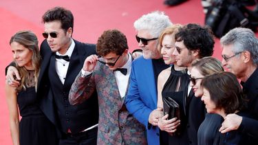 El actor argentino Lorenzo Ferro (3-izda), el director de cine español Pedro Almodóvar (4-izda), la actriz argentina Cecilia Roth (4-dcha), el director de cine argentino Luis Ortega (3-dcha), junto a otros actores del la película El Ángel, posan en la alfombra roja de la 71 edición del Festival de Cannes.&nbsp;